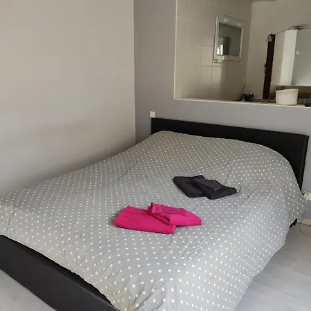 Semesterbostad Familly 10 Min Du Circuit 15 Min De Boulerie Jump Et 1h30 De Paris Saint Arnoult En Voiture Ou 55 Min En Train Pensez Aux Jo Changé