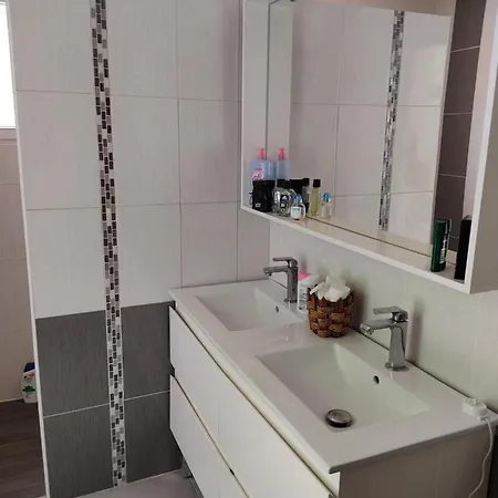 Familly 10 Min Du Circuit 15 Min De Boulerie Jump Et 1h30 De Paris Saint Arnoult En Voiture Ou 55 Min En Train Pensez Aux Jo Semesterbostad Changé