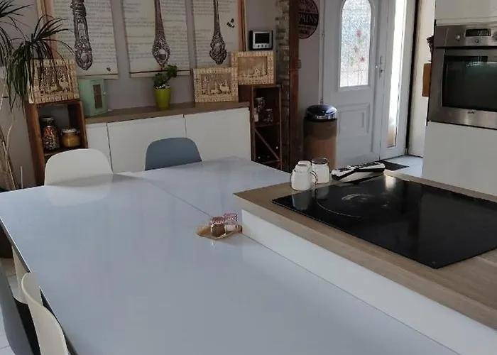 Casa de Férias Familly 10 Min Du Circuit 15 Min De Boulerie Jump Et 1h30 De Paris Saint Arnoult En Voiture Ou 55 Min En Train Pensez Aux Jo